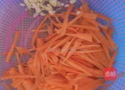 芹菜胡萝卜炒鸡蛋的做法图解2