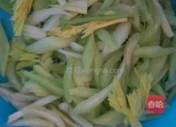 芹菜胡萝卜炒鸡蛋的做法图解3