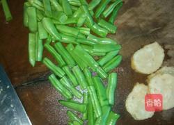 蒜香瘦肉炒四季豆的做法图解1