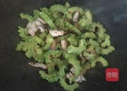 苦瓜炒肉的做法图解4