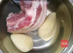 土豆红烧肉的做法图解1
