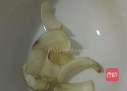 百合芹菜炒肉丝的做法图解2