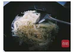 凉拌金针菇的做法图解1