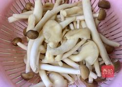五花肉菌菇汤的做法图解1
