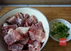 排骨炖土豆的做法图解1