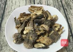 土猪肉海虾草菇汤的做法图解1
