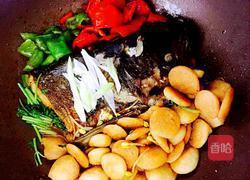 鱼头炖豆饼的做法图解20