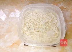 雪菜肉丝炒面的做法图解2