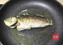 鲫鱼薏米白萝卜葱汤 的做法图解11