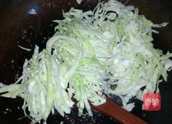 包心菜炒鸡脚的做法图解3