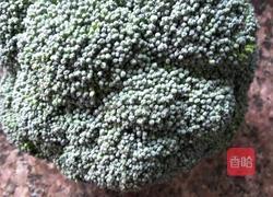 水煮西蓝花的做法图解1