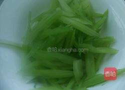 芹菜炒肉丝的做法图解2