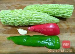 清炒苦瓜的做法图解1