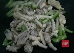 青红椒炒鸡脚的做法图解3