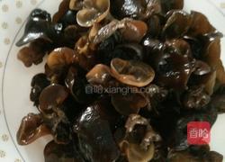 木耳炒白菜的做法图解1