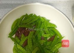荷兰豆炒腊肠的做法图解3