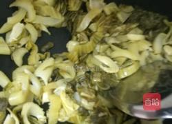酸菜炒腩肉的做法图解4