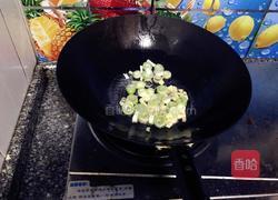 白萝卜焖热狗的做法图解2