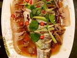 鲁菜大师蒋家菜秘制油泼清蒸鲈鱼的做法[图]