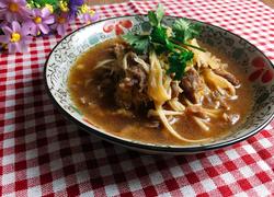 金针菇酸菜牛肉煲