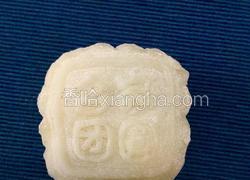 红豆沙馅冰皮月饼