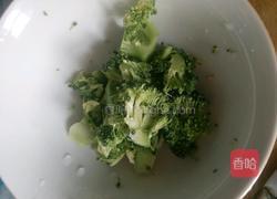 西兰花虾米鸡蛋面的做法图解2