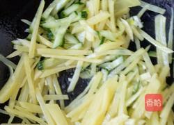 清香土豆丝(请忽略我的刀功)的做法图解2