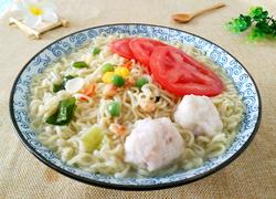 鱼丸裙带菜西红柿方便面