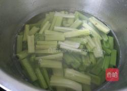 凉拌芹菜虾仁的做法图解2