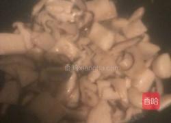 杏鲍菇炒鸡肉的做法图解3