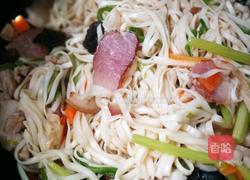 木耳胡萝卜熏肉焖面的做法图解9