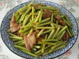 排骨肉炒蒜薹的做法[图]