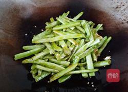 蒜香干煸四季豆的做法图解10