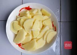 小鸡腿烧土豆的做法图解1