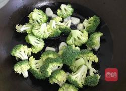 虾仁炒西兰花的做法图解7