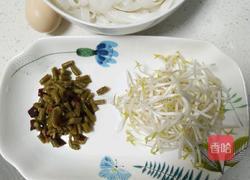 鸡蛋豆芽炒粉的做法图解1