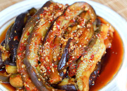 茄子是家常菜中的常客，今天介绍一款消暑吃法-拌茄条