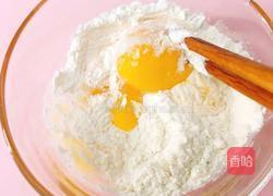 宝宝版香蕉小白菜蛋黄饼的做法图解2