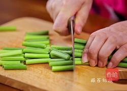 韩式家常菜：蒜苔原来还可以这么做，美味可口，下饭极品的做法图解1