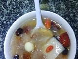 桃胶莲子银耳羹