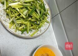 蒜苗炒鸡蛋的做法图解1