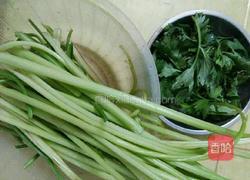 芹菜叶鸡蛋饼的做法图解1