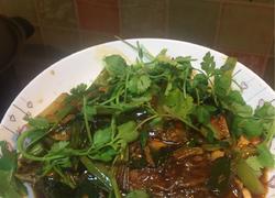老干妈蒜苗香芹闷罗非鱼