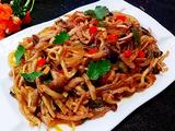 海鲜菇肉丝炒粉