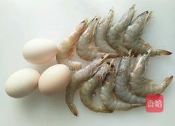 胡萝卜鸡蛋蒸虾滑的做法图解1