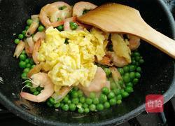 鲜虾滑蛋炒豌豆的做法图解12