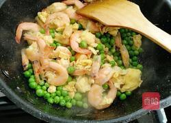 鲜虾滑蛋炒豌豆的做法图解14