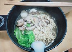 黑胡椒香菇鱼丸汆肉汤面