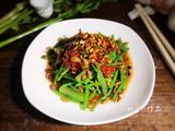 瓜子仁拌野芹菜梗