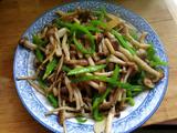 蟹味菇炒青椒丝